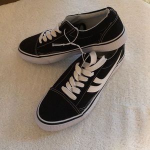 Women’s size 7 US sports sneakers